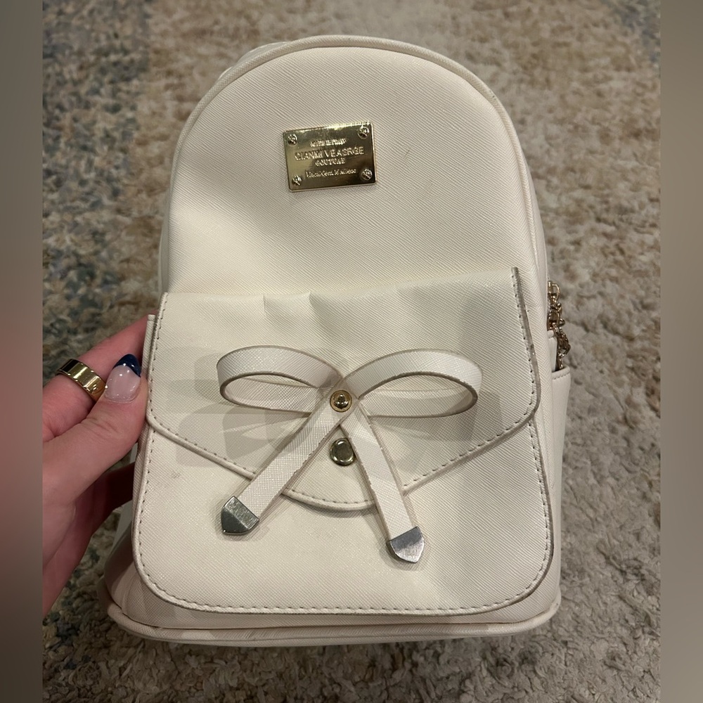 MINI BACKPACK!
- creamy white color 
- with small bow detail on the front